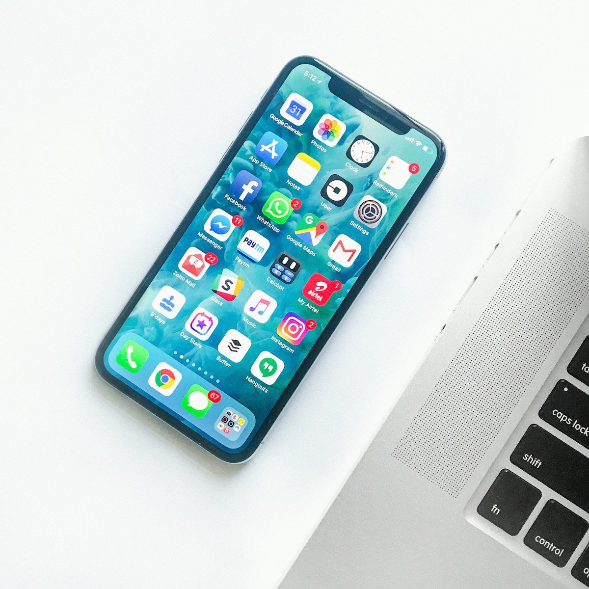 Apple iPhone 18 Serisini Tanıttı: 2nm A20 Pro Çip ve Ekran Altı Face ID Teknolojisi